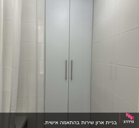 ארון עץ עם דלתות כפולות וידיות מתכת